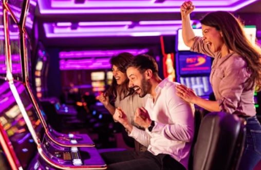 jilievi ဂိမ်းလော်ဘီ တွင် Slots နှင့် Live Casino ဂိမ်းများကို မြန်မာ ကစားသူ ဖုန်းဖြင့် ကစားနေသော မြင်ကွင်း